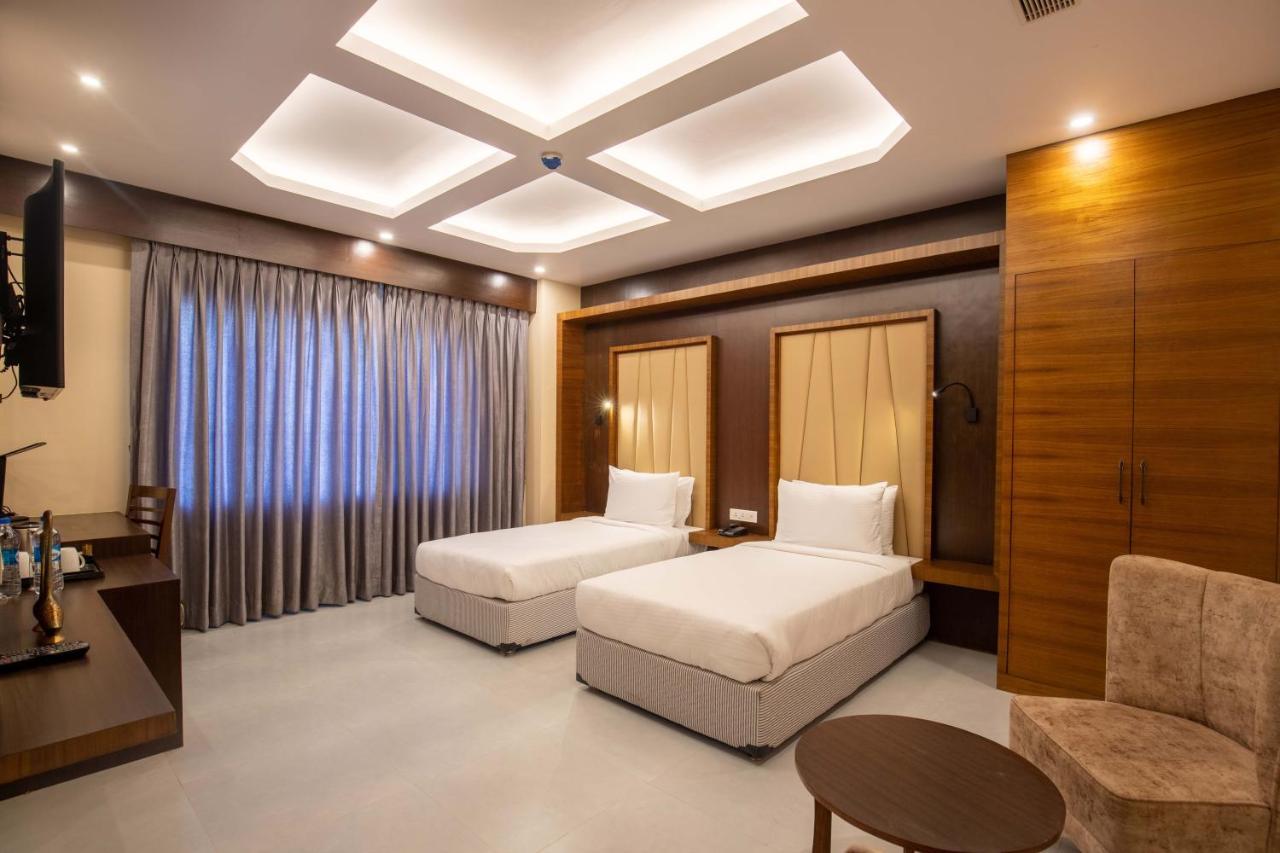 Hotel Palm International Butwāl Zewnętrze zdjęcie