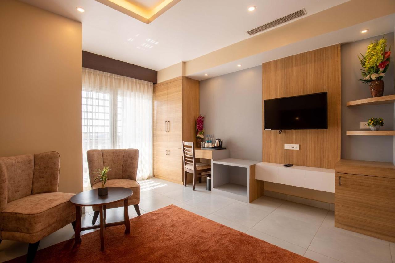Hotel Palm International Butwāl Zewnętrze zdjęcie