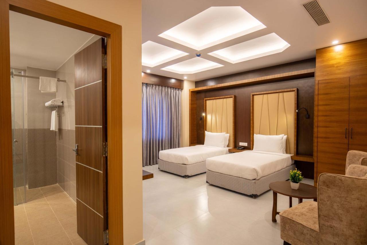 Hotel Palm International Butwāl Zewnętrze zdjęcie