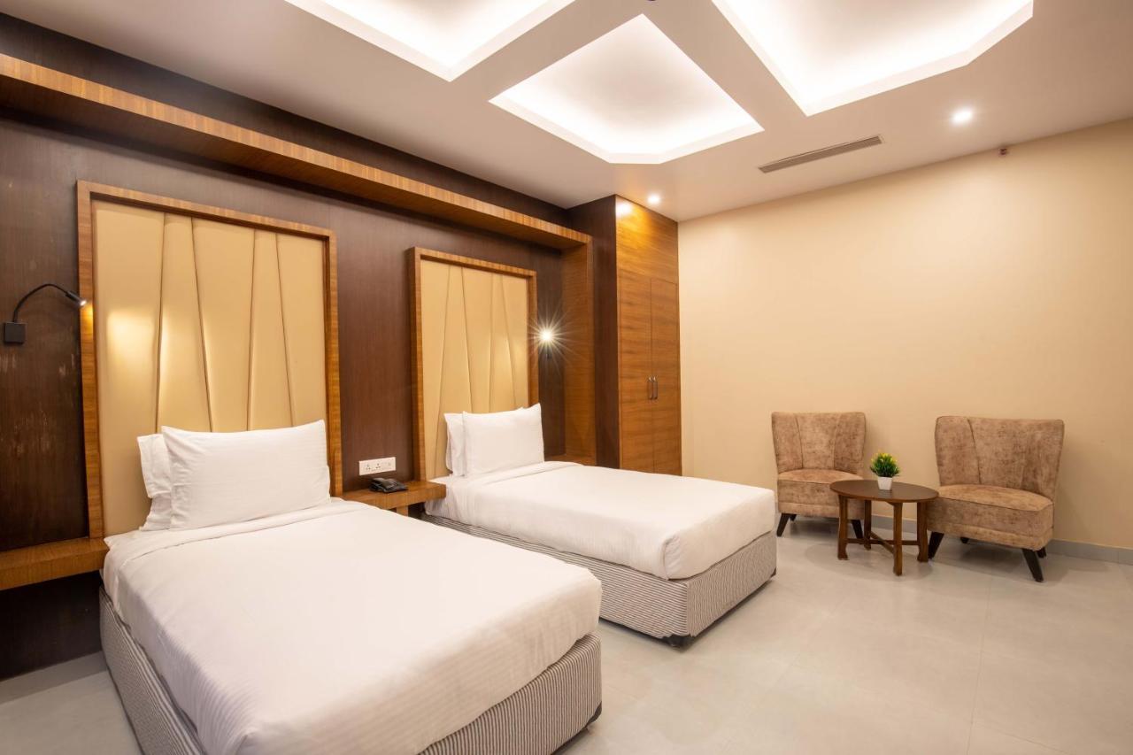 Hotel Palm International Butwāl Zewnętrze zdjęcie