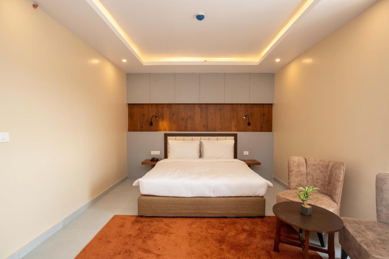 Hotel Palm International Butwāl Zewnętrze zdjęcie