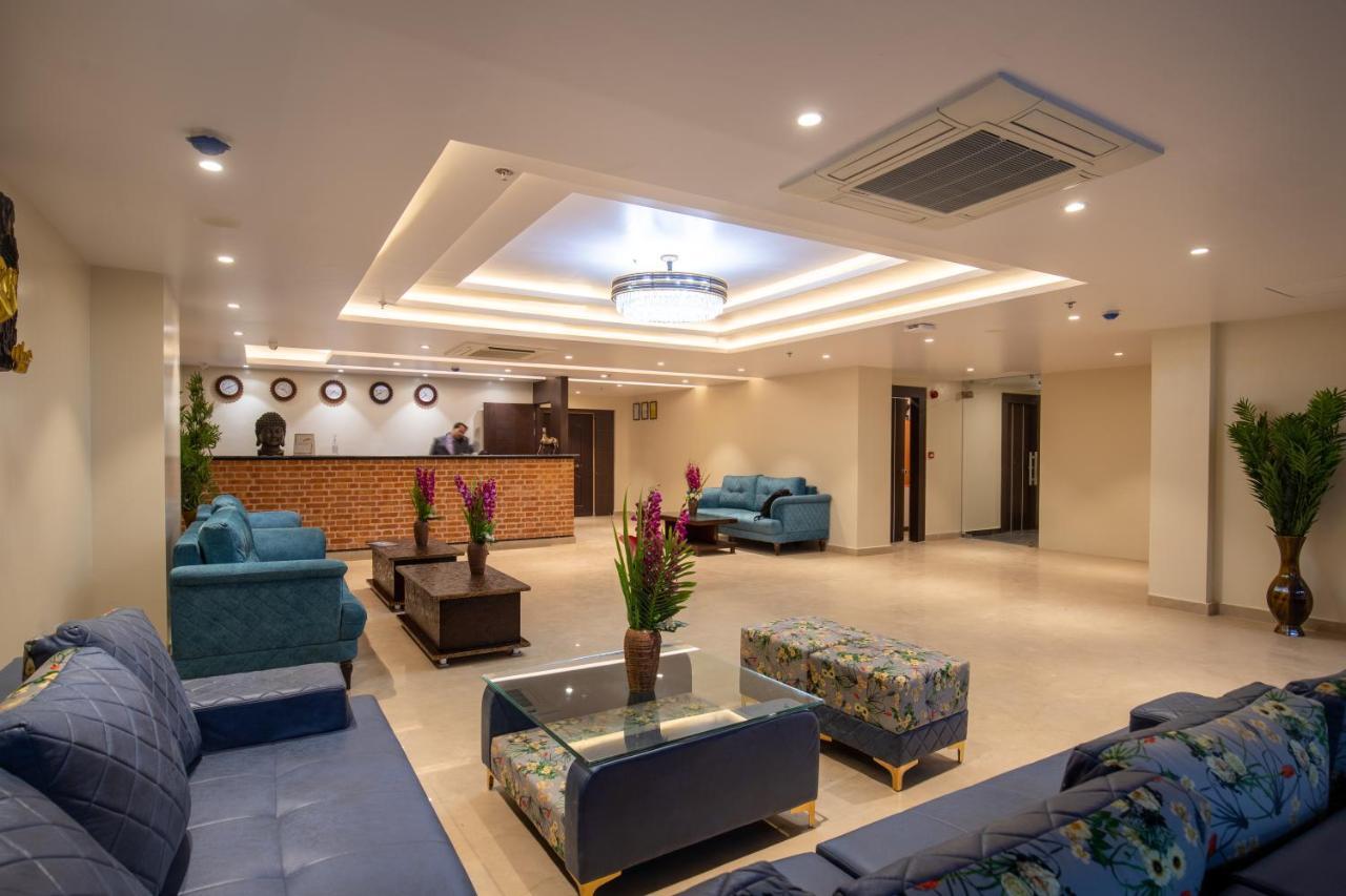 Hotel Palm International Butwāl Zewnętrze zdjęcie