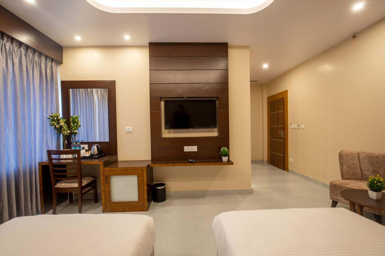 Hotel Palm International Butwāl Zewnętrze zdjęcie