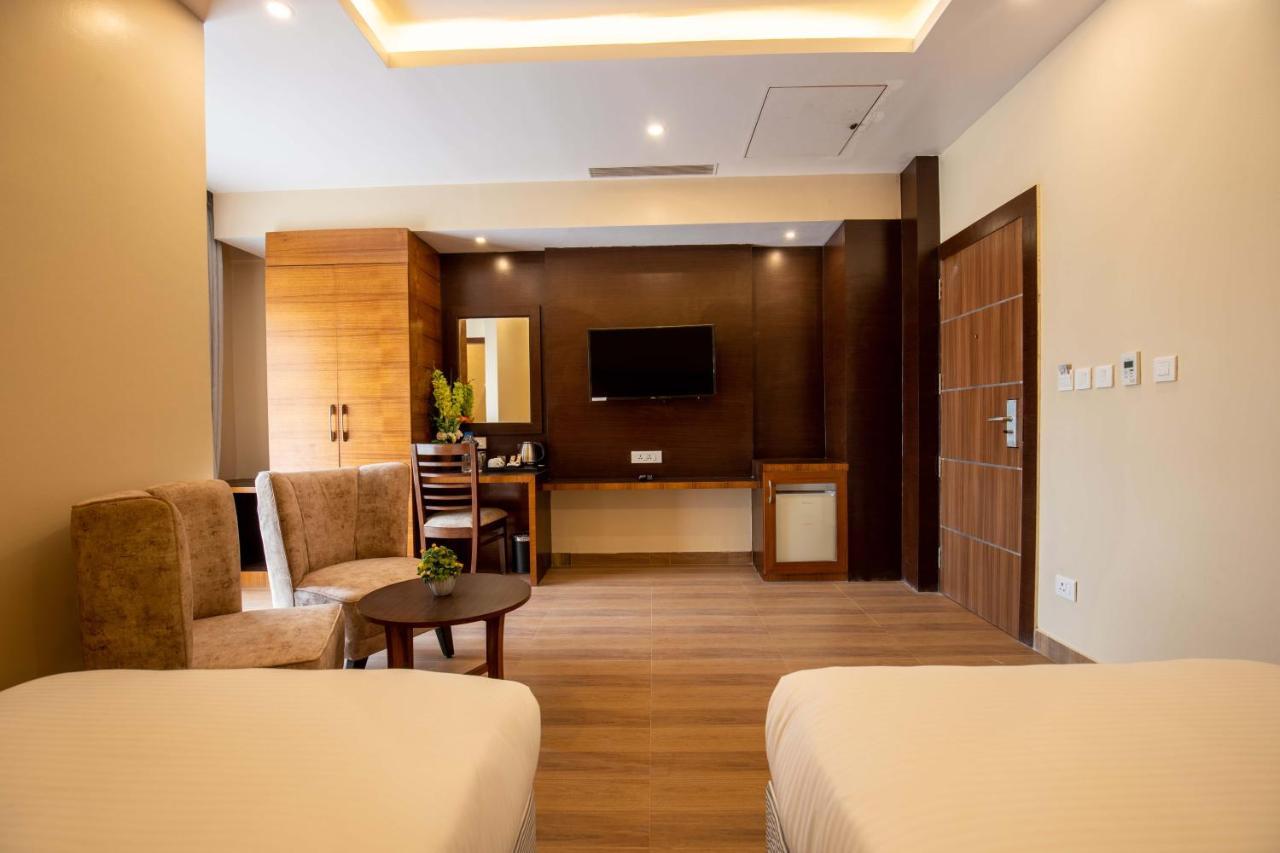 Hotel Palm International Butwāl Zewnętrze zdjęcie