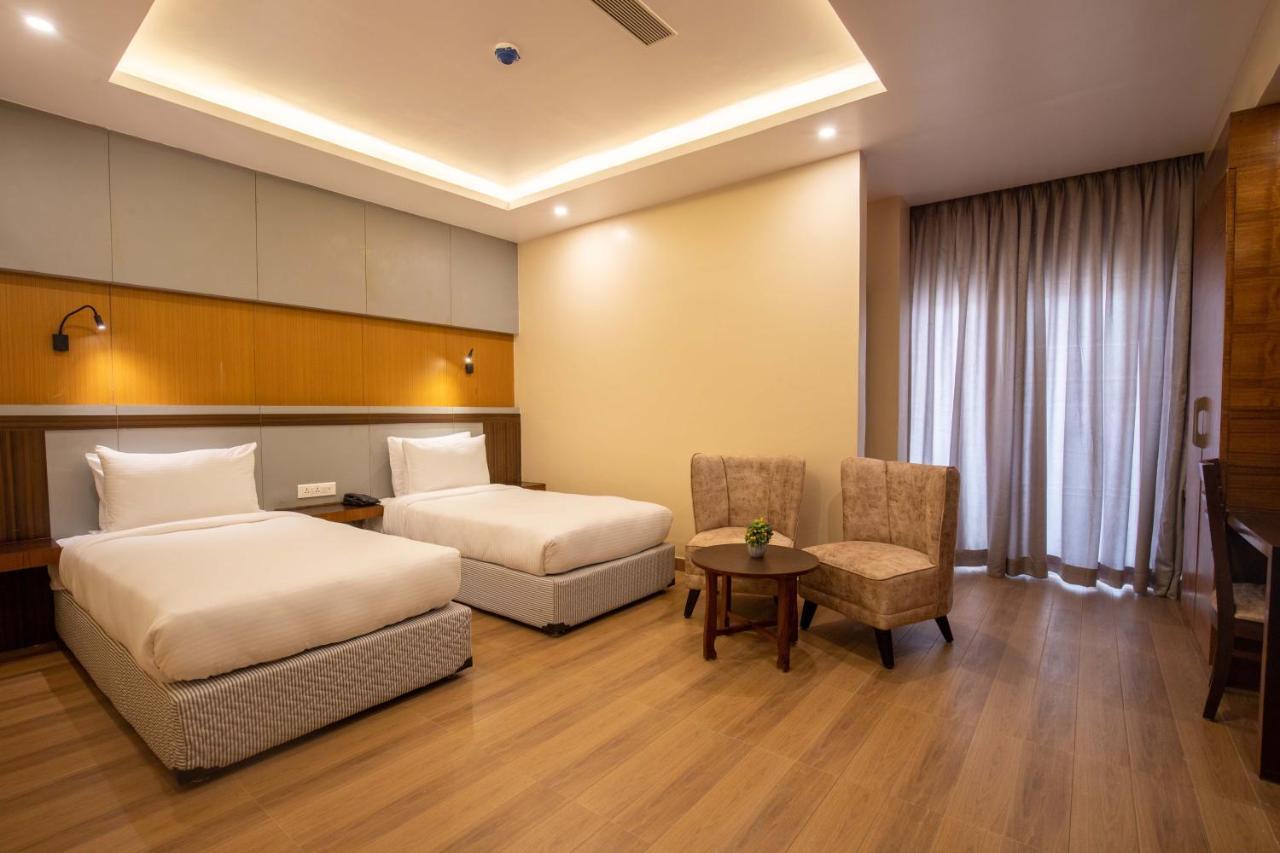 Hotel Palm International Butwāl Zewnętrze zdjęcie