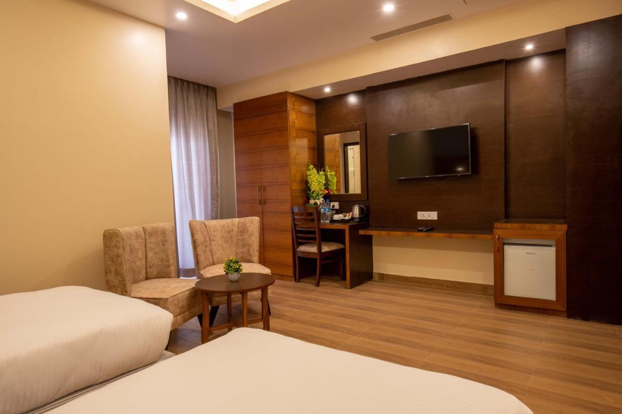 Hotel Palm International Butwāl Zewnętrze zdjęcie