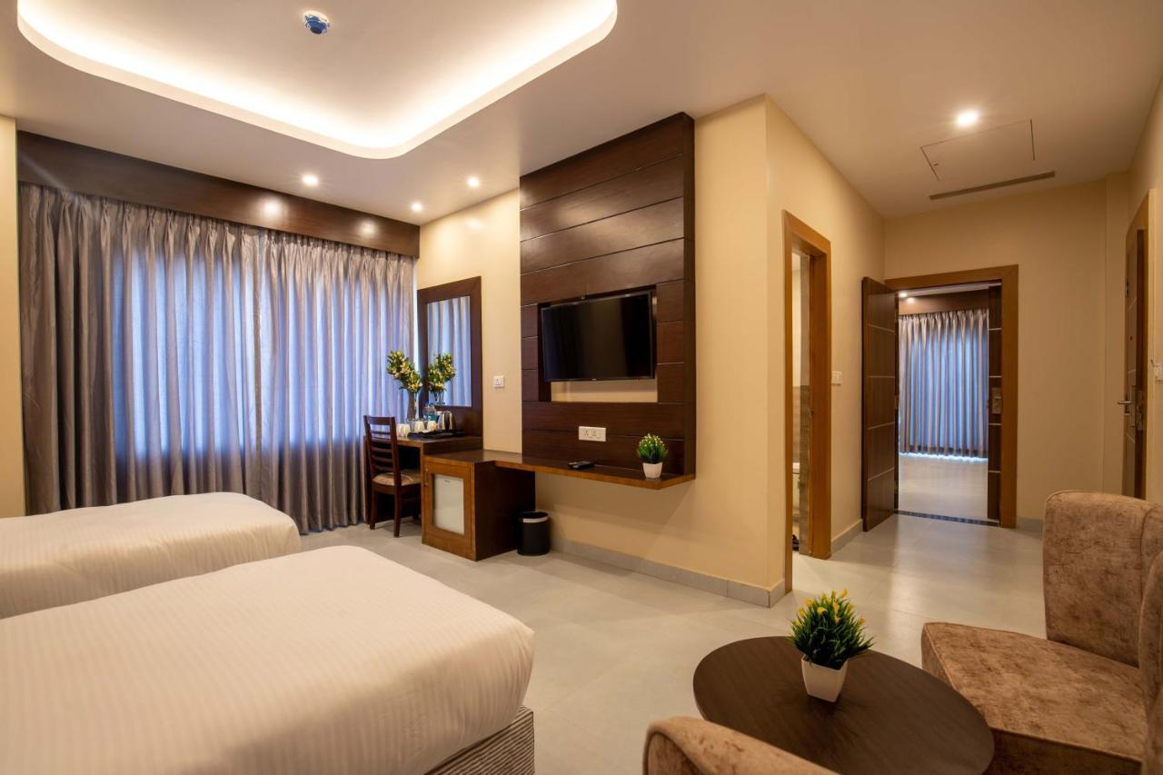 Hotel Palm International Butwāl Zewnętrze zdjęcie