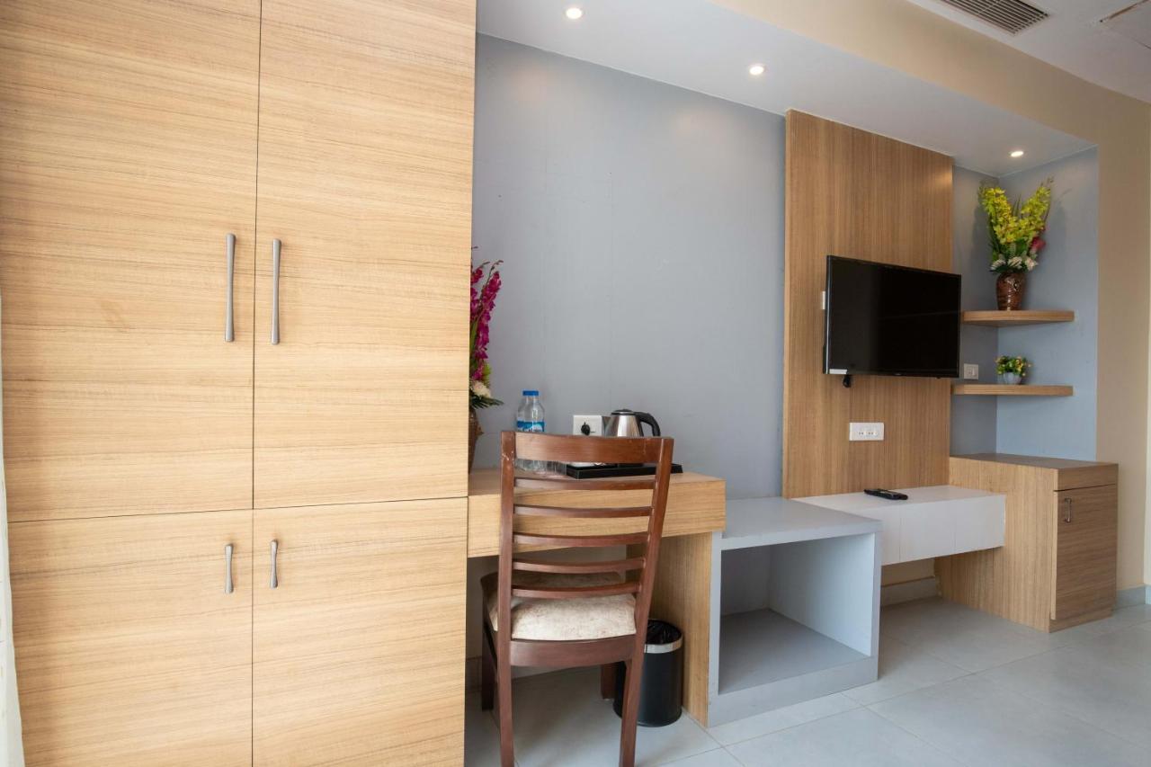 Hotel Palm International Butwāl Zewnętrze zdjęcie