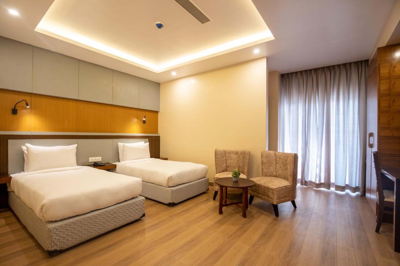Hotel Palm International Butwāl Zewnętrze zdjęcie