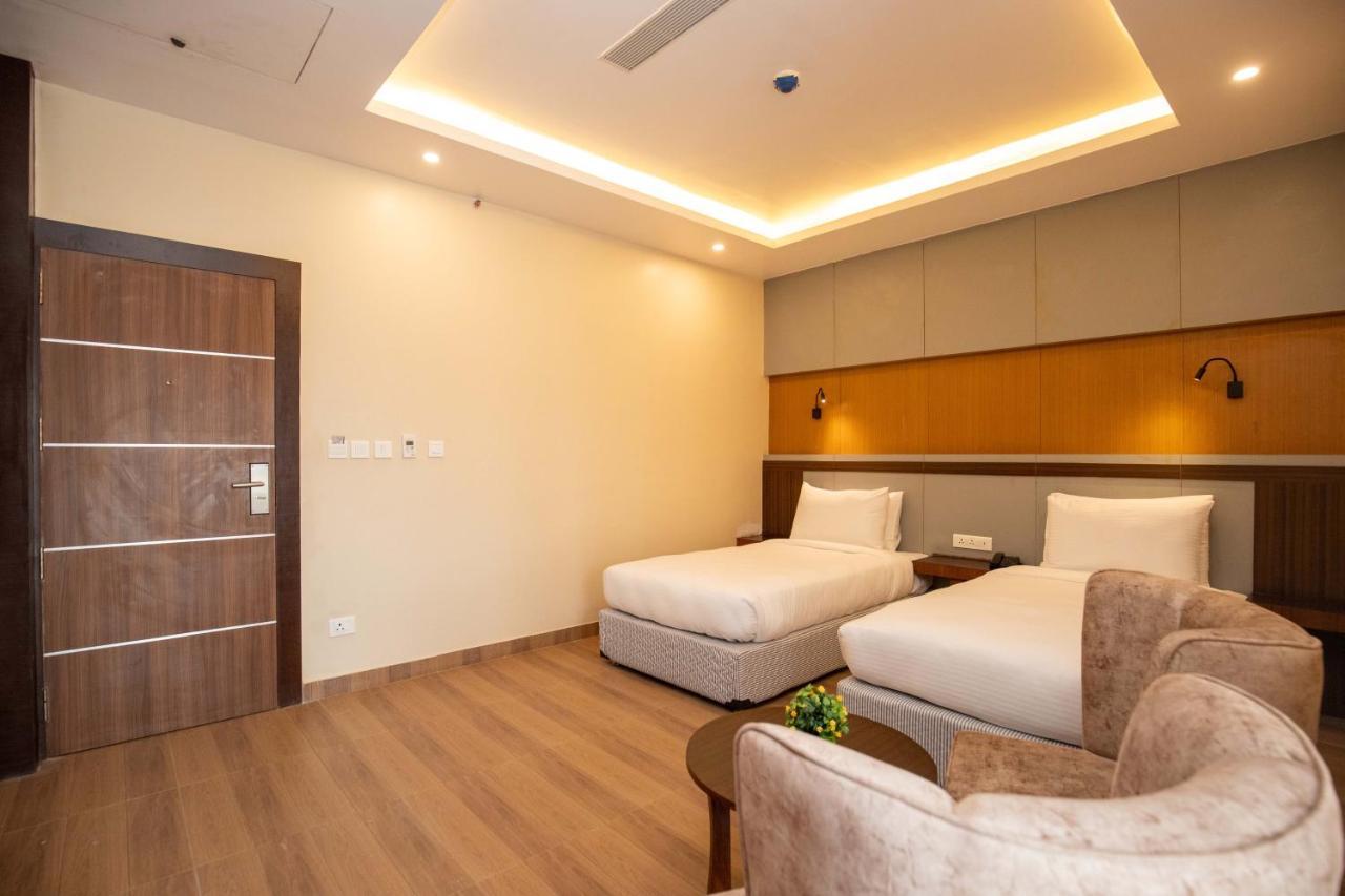 Hotel Palm International Butwāl Zewnętrze zdjęcie