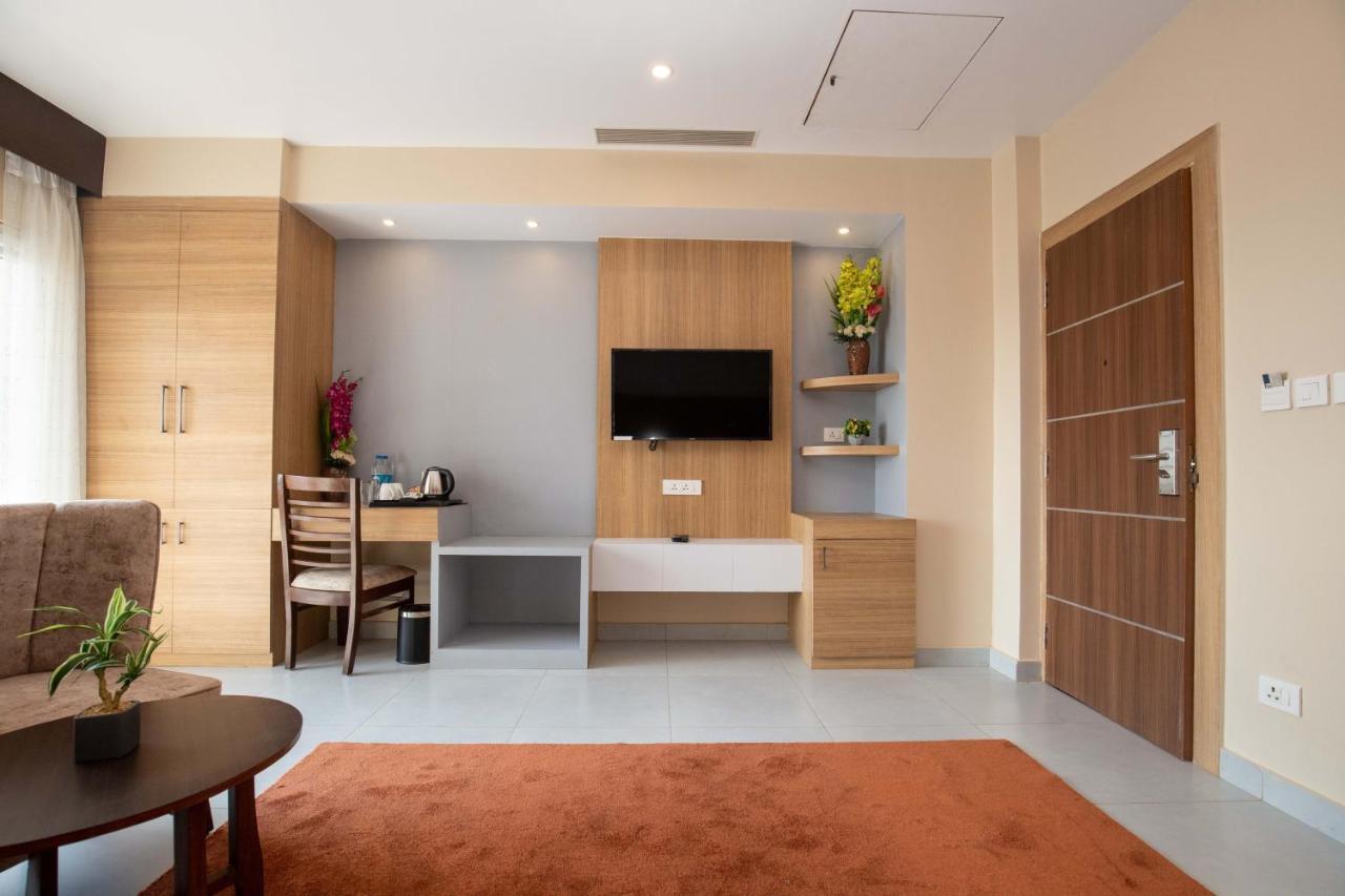 Hotel Palm International Butwāl Zewnętrze zdjęcie