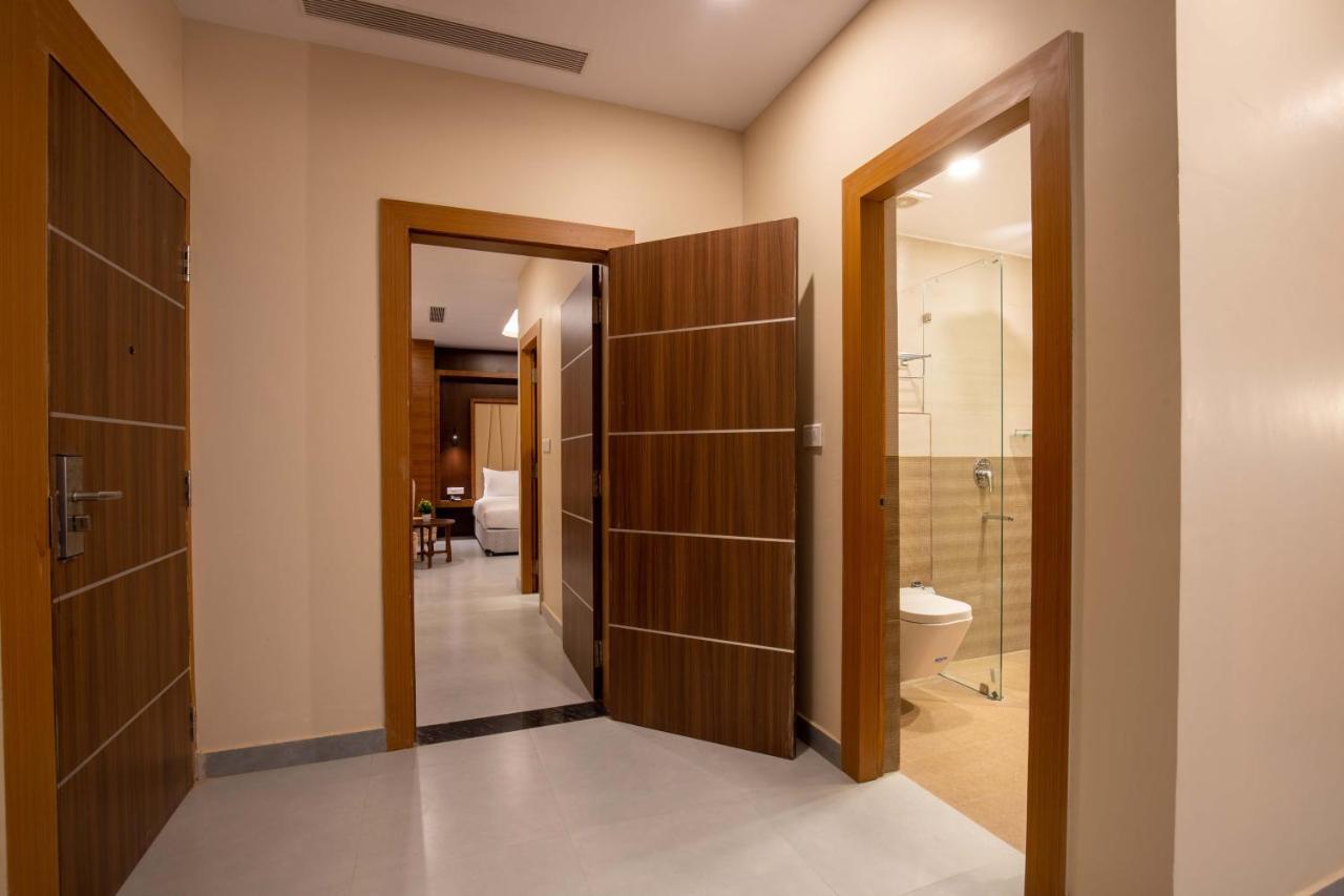 Hotel Palm International Butwāl Zewnętrze zdjęcie