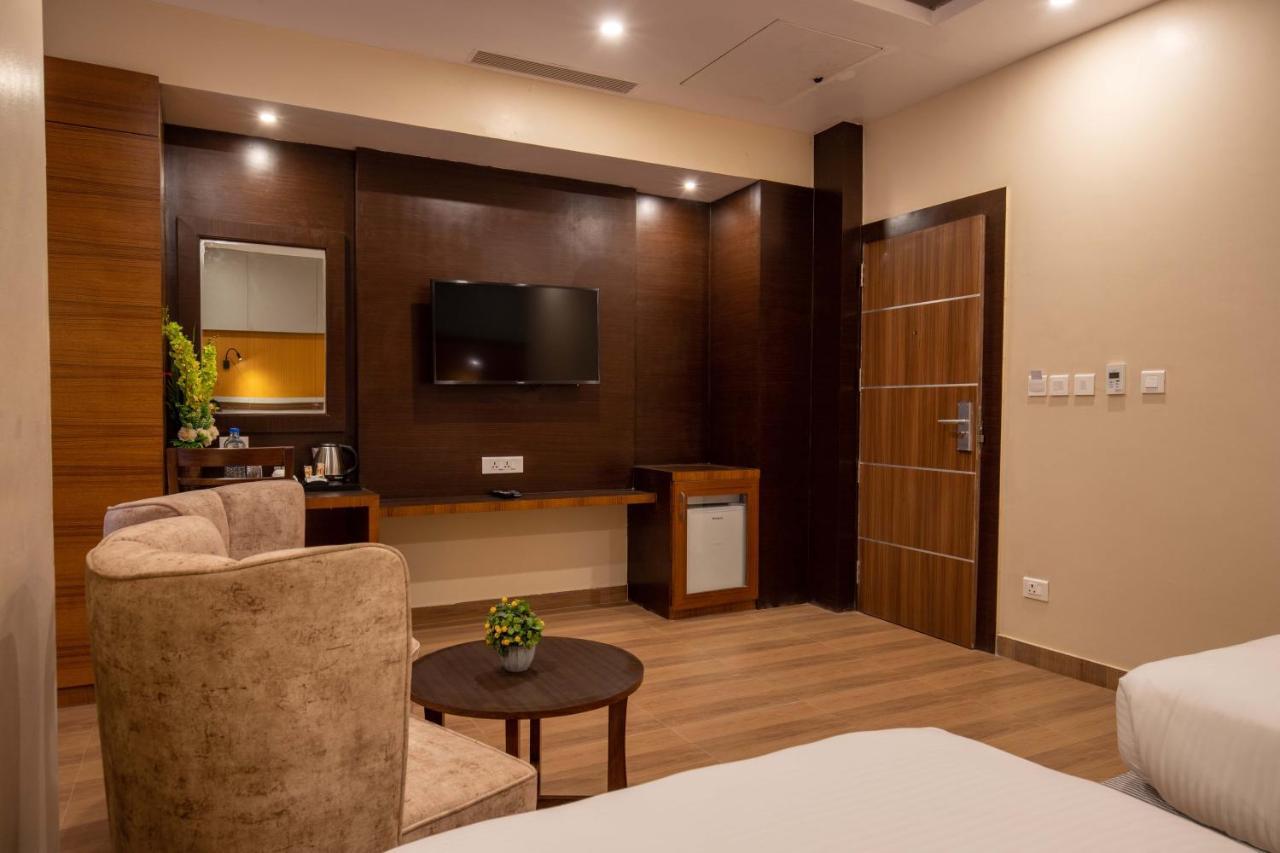Hotel Palm International Butwāl Zewnętrze zdjęcie