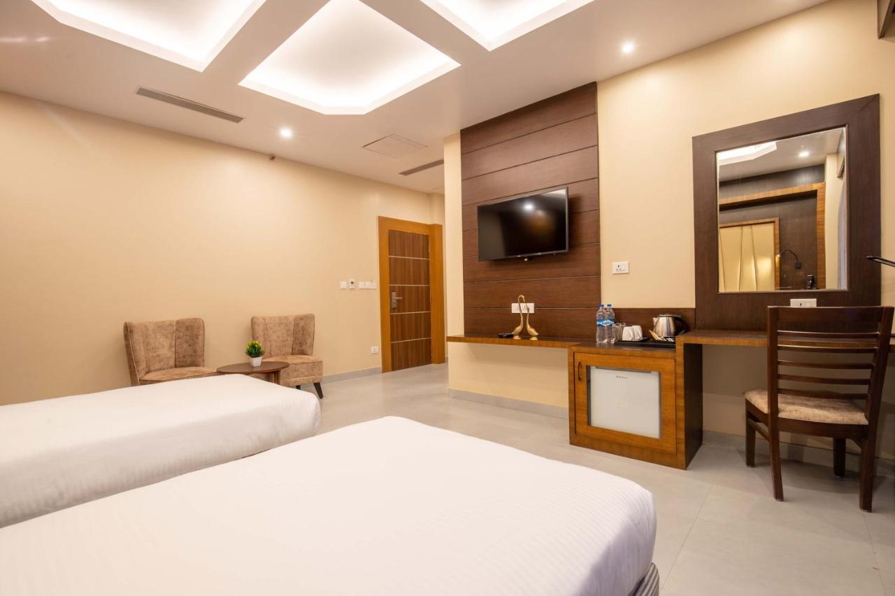 Hotel Palm International Butwāl Zewnętrze zdjęcie