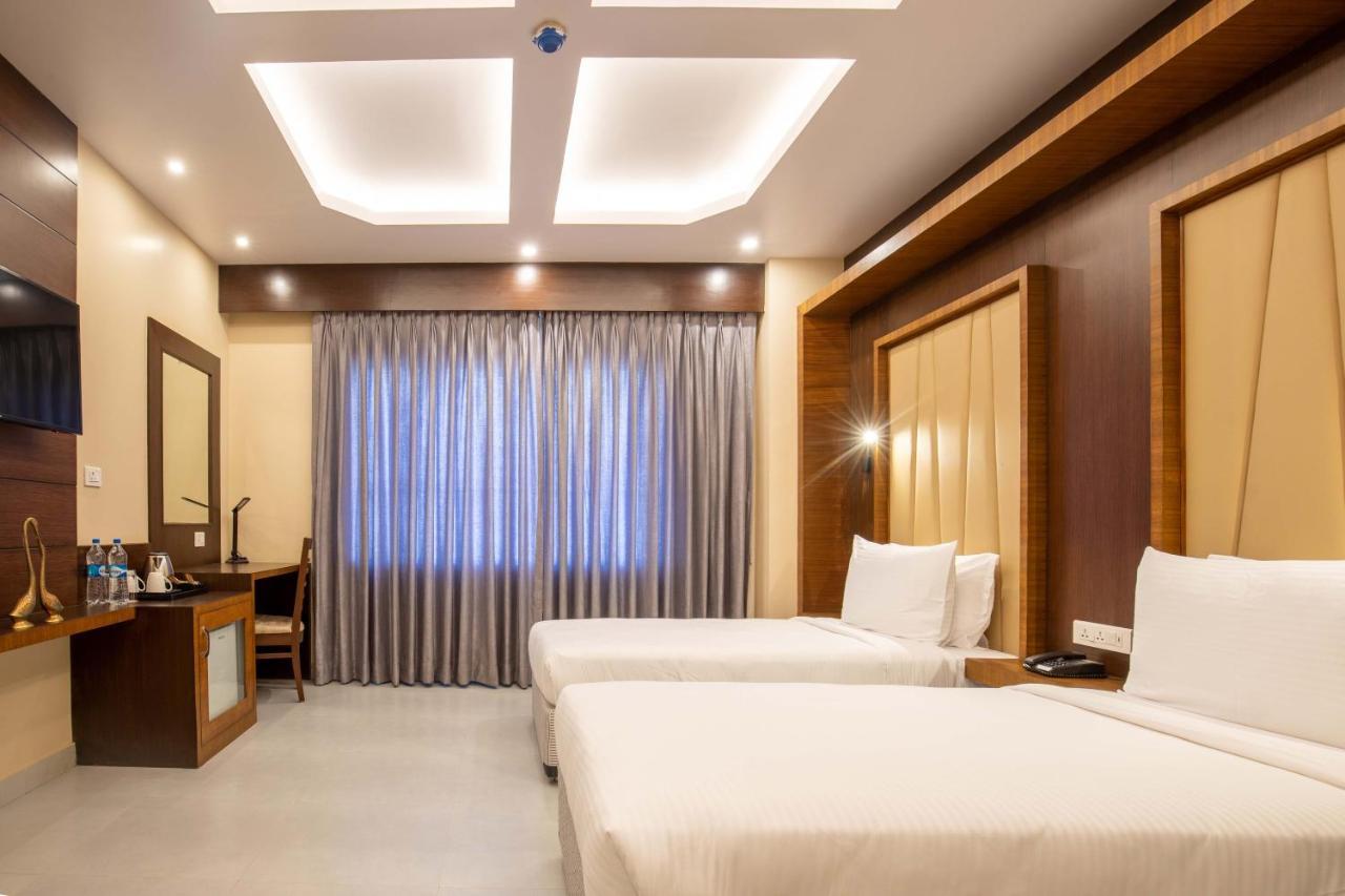 Hotel Palm International Butwāl Zewnętrze zdjęcie