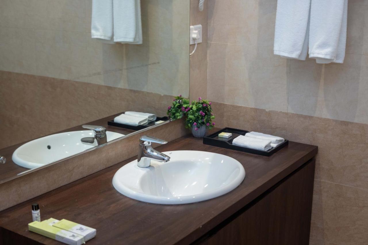 Hotel Palm International Butwāl Zewnętrze zdjęcie