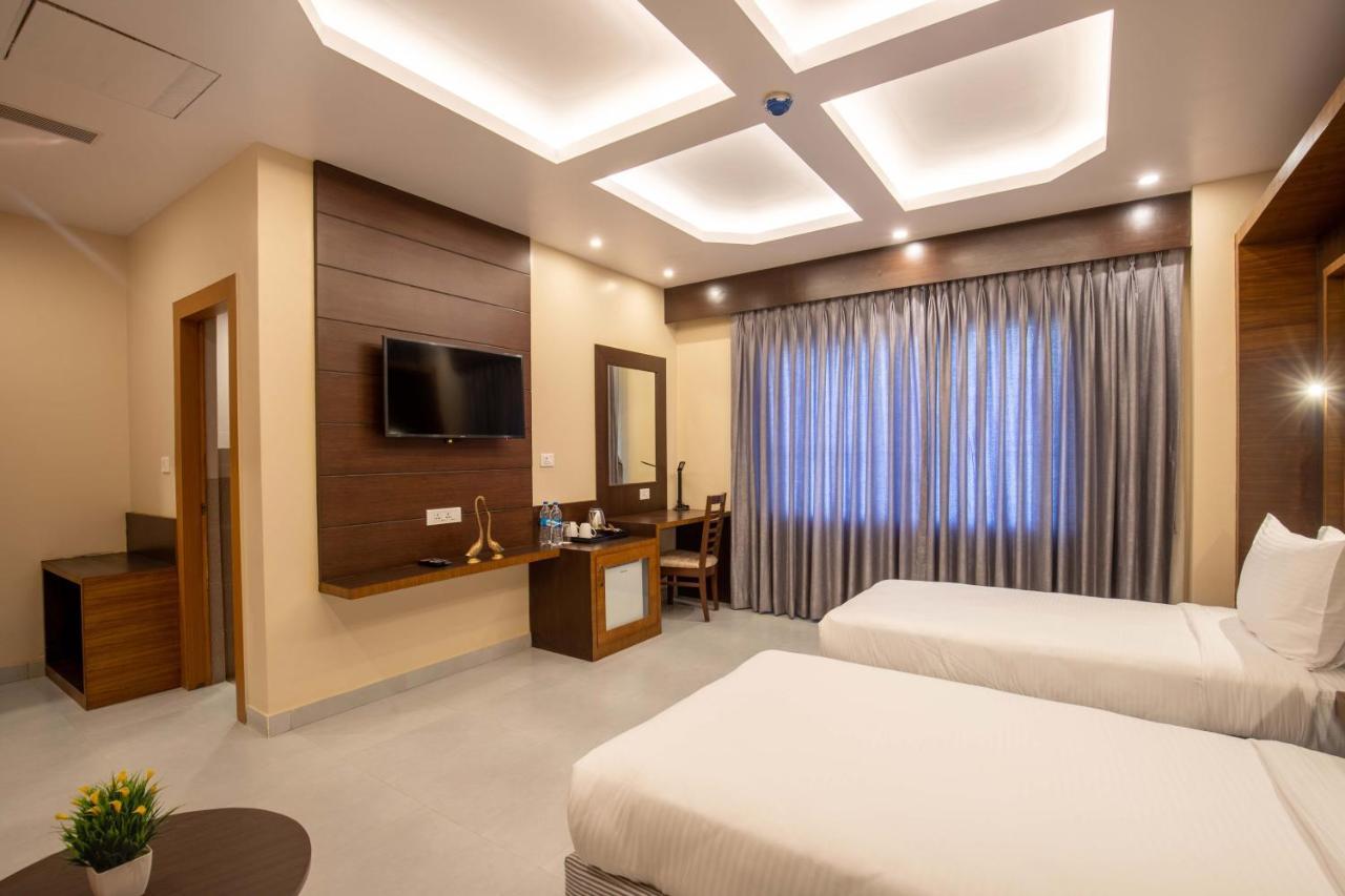 Hotel Palm International Butwāl Zewnętrze zdjęcie