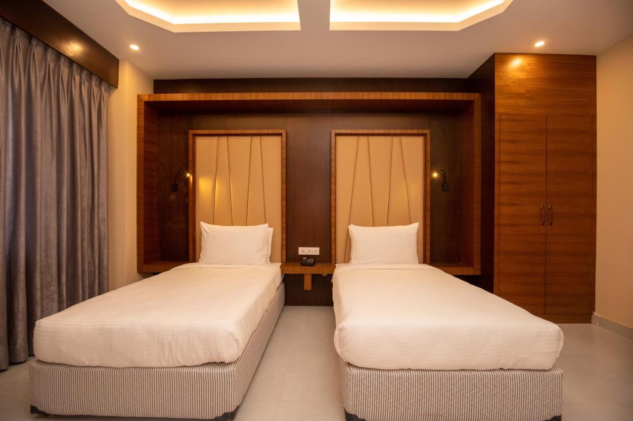 Hotel Palm International Butwāl Zewnętrze zdjęcie
