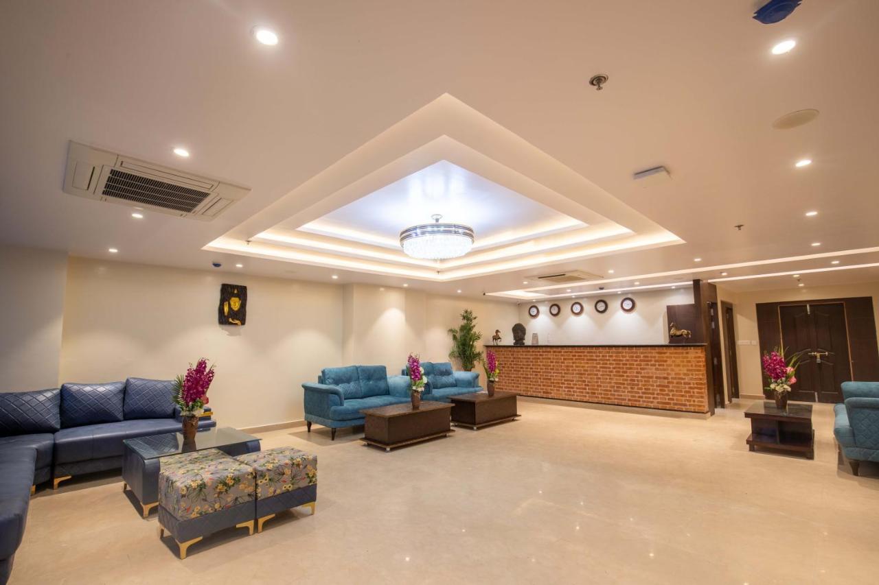 Hotel Palm International Butwāl Zewnętrze zdjęcie