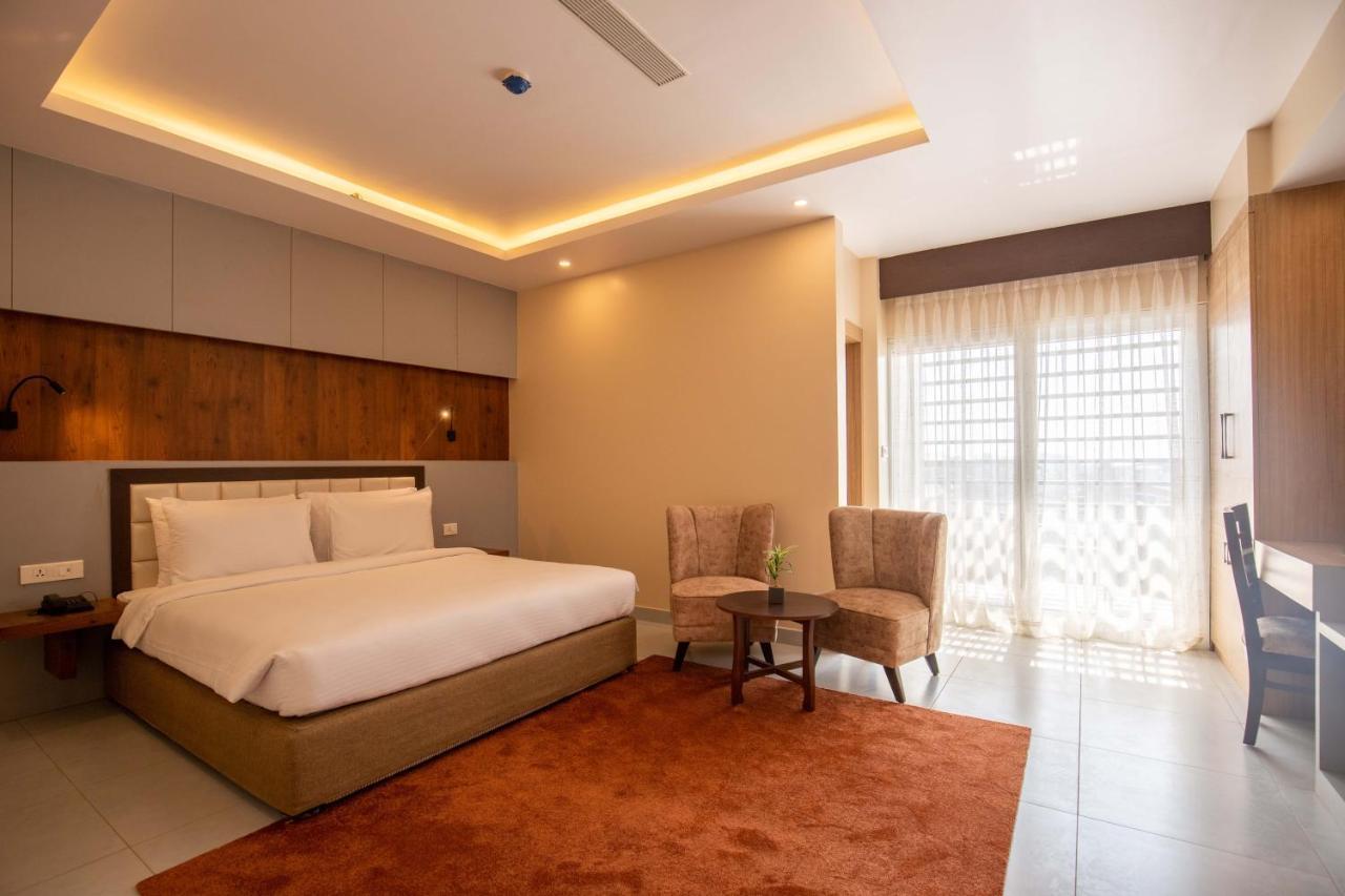 Hotel Palm International Butwāl Zewnętrze zdjęcie
