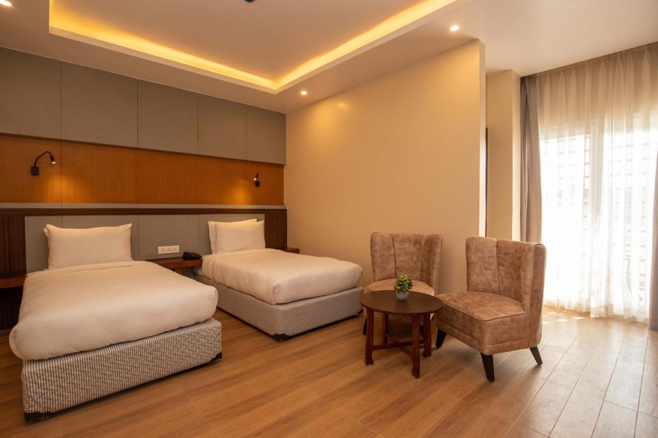 Hotel Palm International Butwāl Zewnętrze zdjęcie