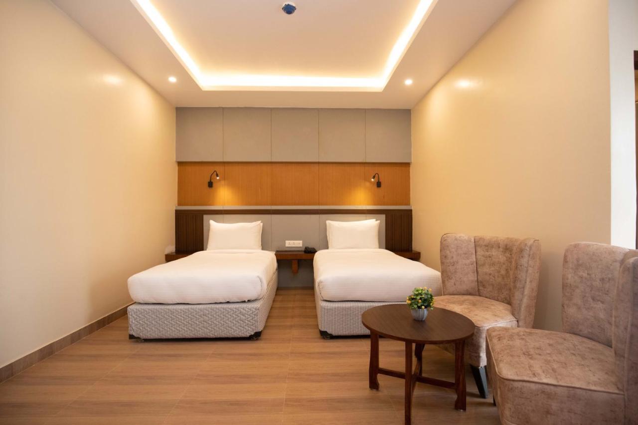 Hotel Palm International Butwāl Zewnętrze zdjęcie