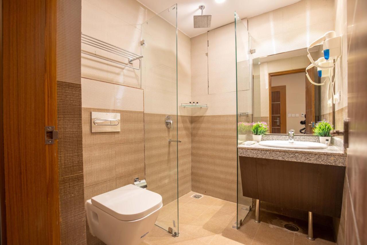 Hotel Palm International Butwāl Zewnętrze zdjęcie