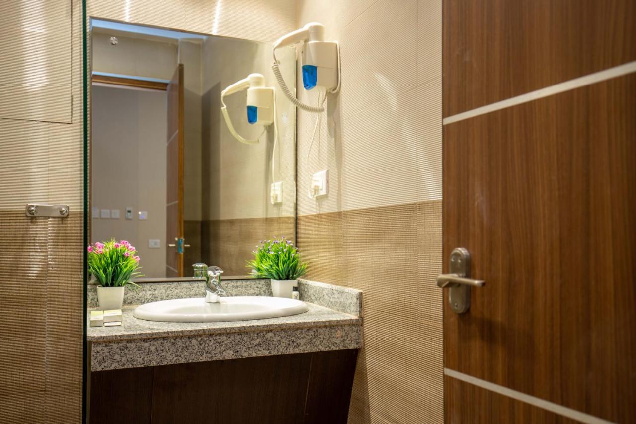 Hotel Palm International Butwāl Zewnętrze zdjęcie