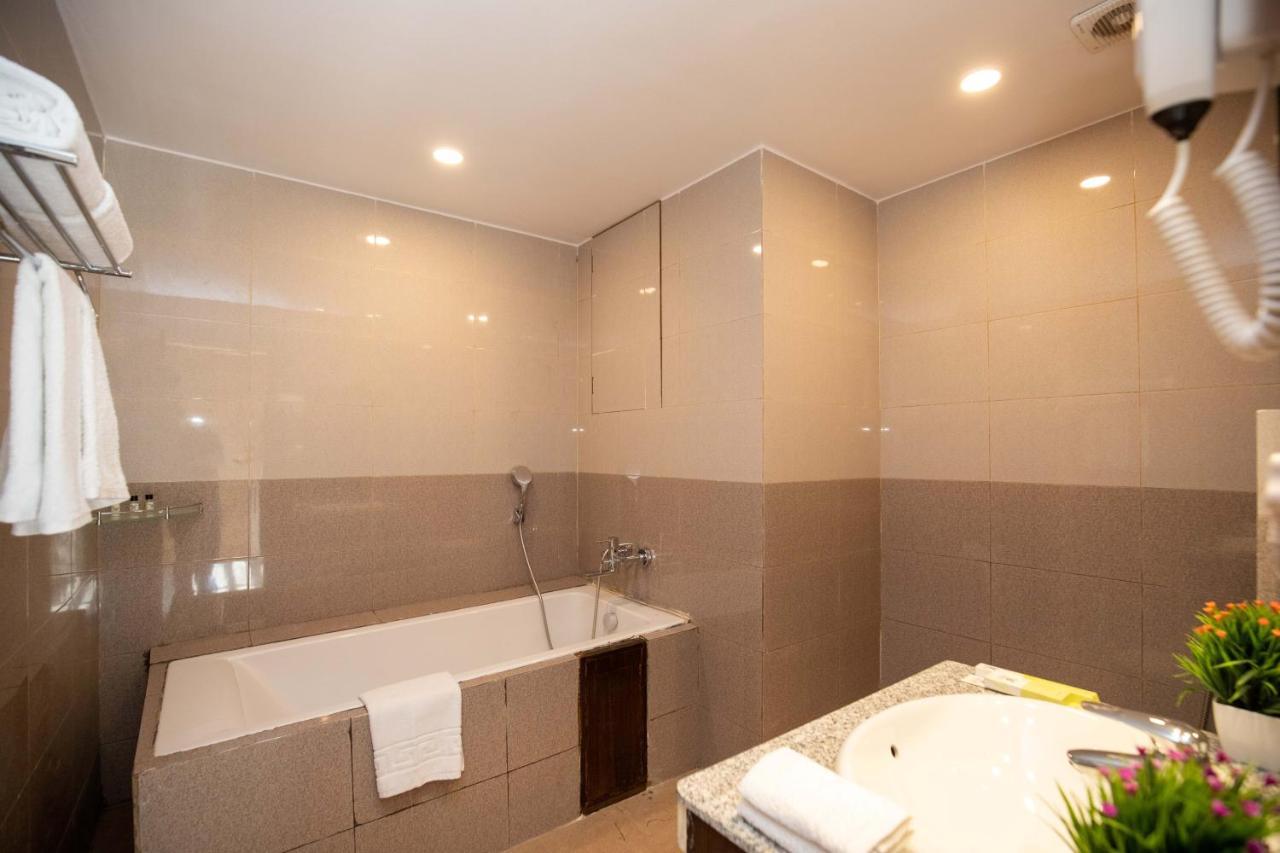 Hotel Palm International Butwāl Zewnętrze zdjęcie