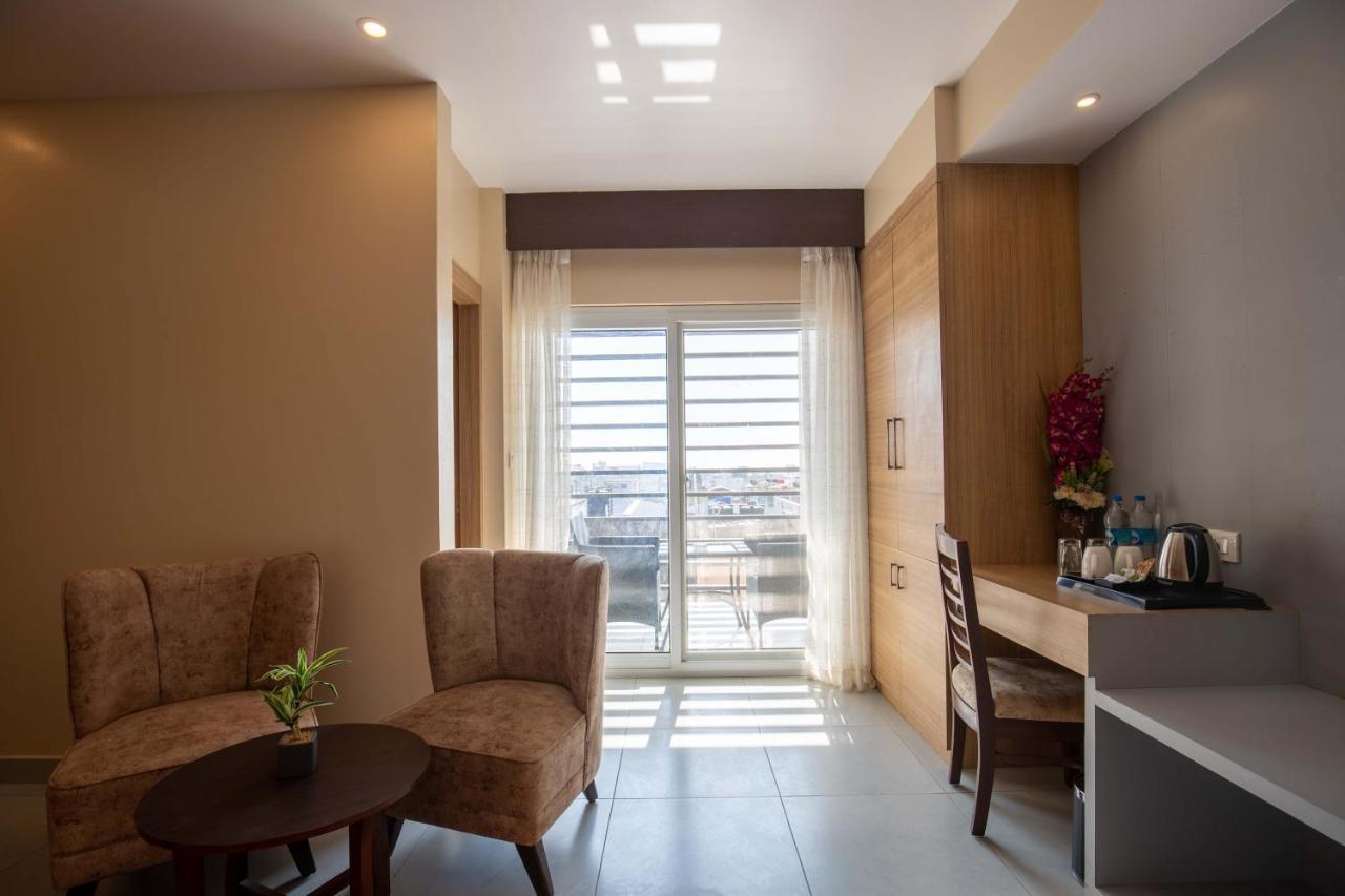 Hotel Palm International Butwāl Zewnętrze zdjęcie