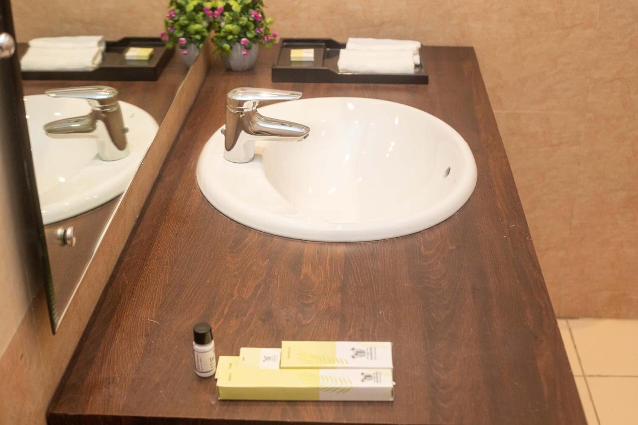 Hotel Palm International Butwāl Zewnętrze zdjęcie