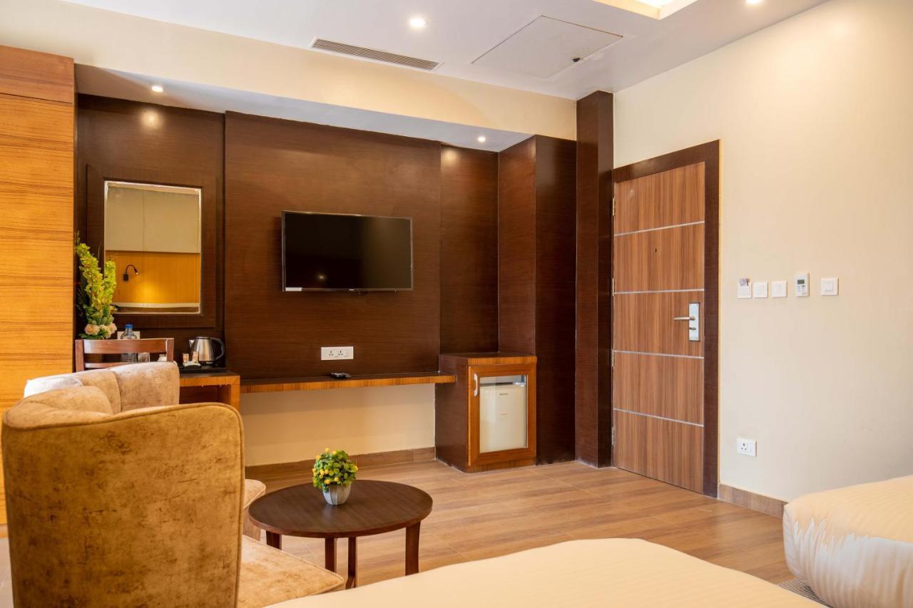 Hotel Palm International Butwāl Zewnętrze zdjęcie