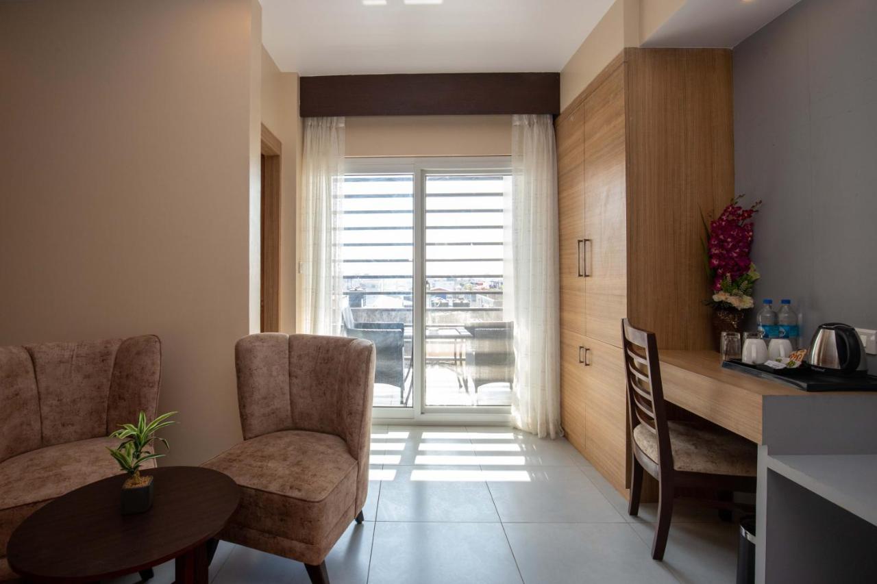 Hotel Palm International Butwāl Zewnętrze zdjęcie