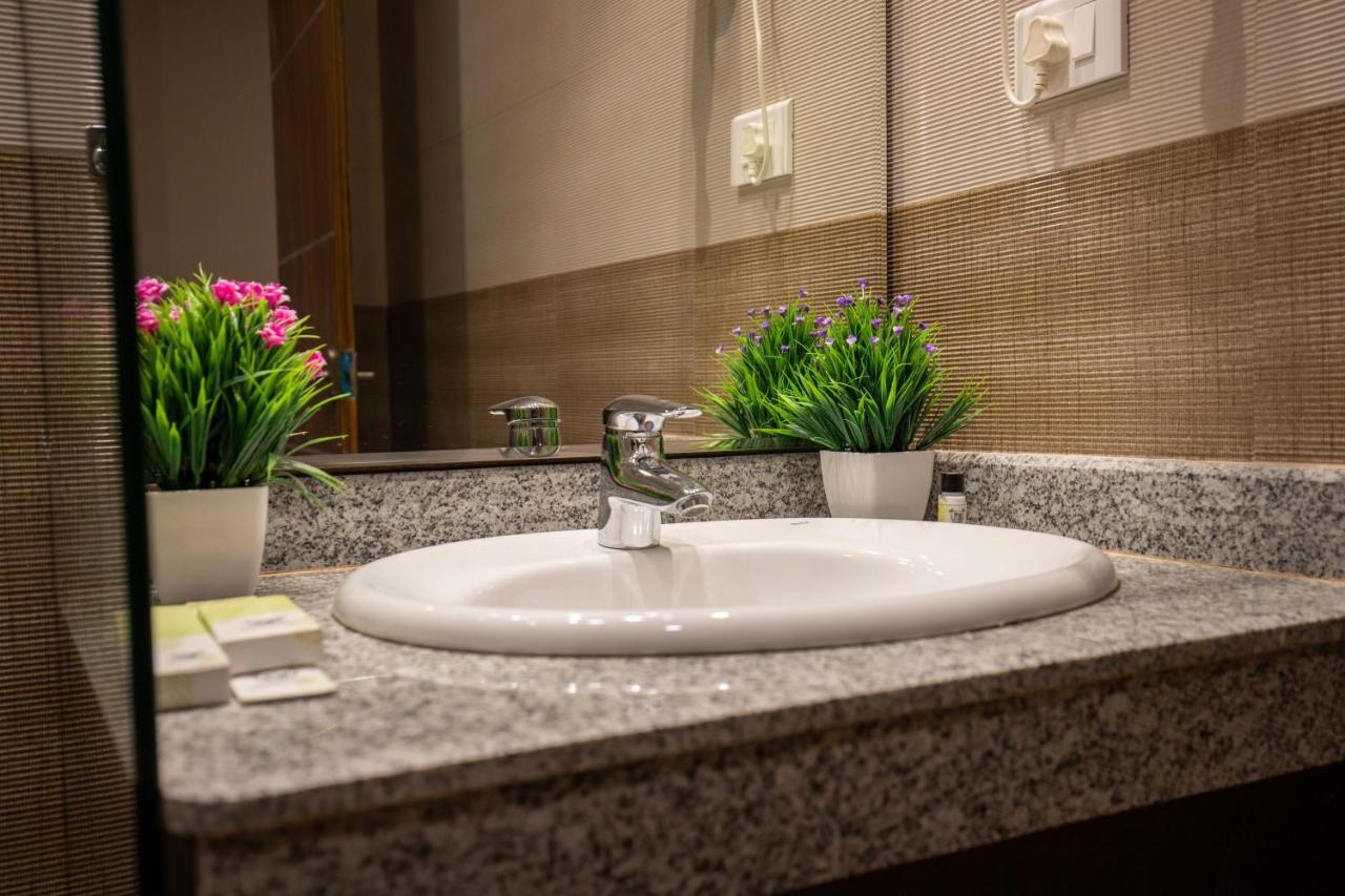 Hotel Palm International Butwāl Zewnętrze zdjęcie