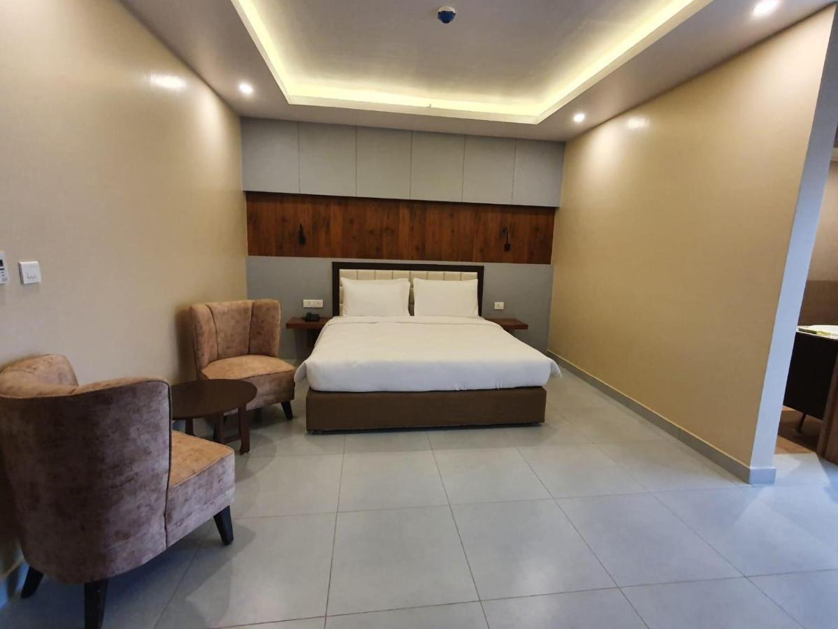 Hotel Palm International Butwāl Zewnętrze zdjęcie