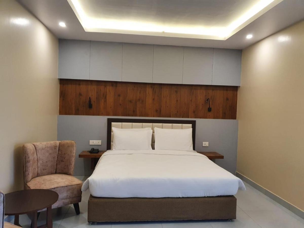 Hotel Palm International Butwāl Zewnętrze zdjęcie